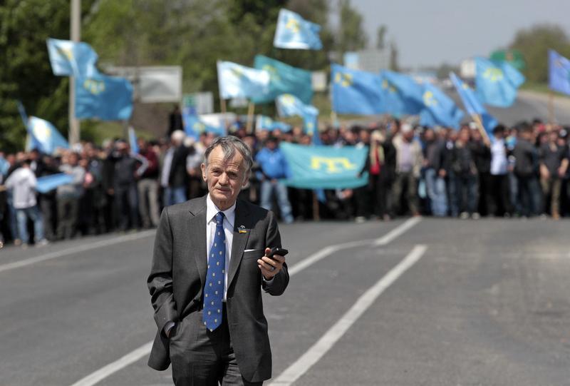 Former chairman of the Mejlis of the Crimean Tatars Mustafa Dzhemilev walks near a checkpoint in Kherson region near the city of Armyansk, May 3, 2014.