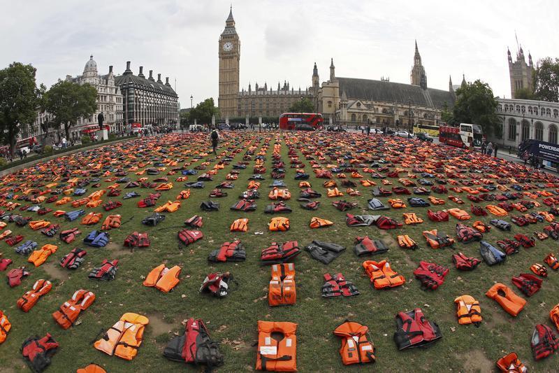 难民由土耳其渡海前往希腊裘伊斯岛时穿著的救生衣，展示在英国伦敦市中心国会广场，2016年9月19日。