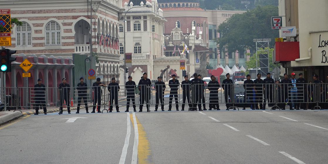 Un cordon policier bloque l’accès à la place Merdeka, dans le centre-ville de Kuala Lumpur, en Malaysie, le 29 août 2015, afin d’empêcher des manifestants de s’y rendre.