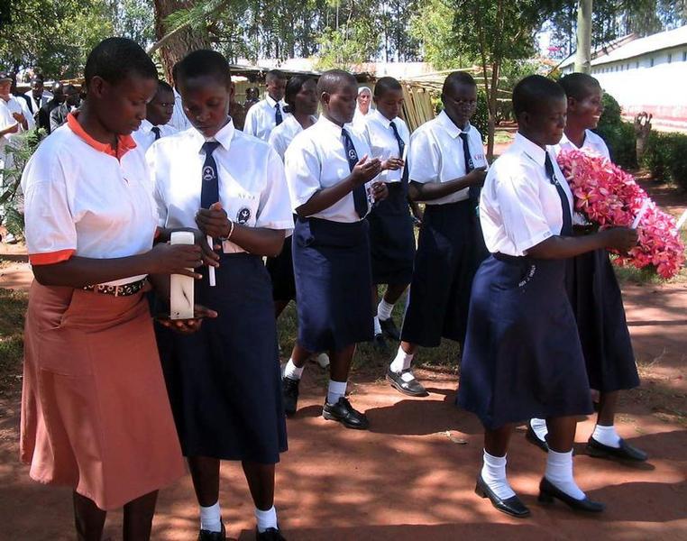 曾在阿博基圣玛莉中学遭圣主反抗军（LRA）绑架后释回的一群乌干达女孩，手持腊蠋参加绑架日纪念活动，2005年10月10日。