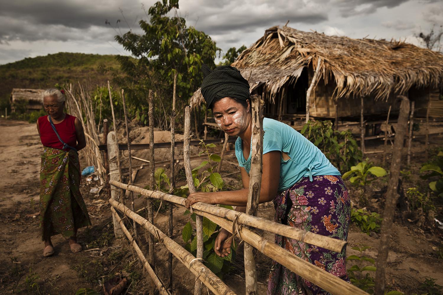 Deux habitantes du village de New Ahtet Kawin, dans l’État Karen en Birmanie, qui ont subi une expulsion forcée en 2015. Vingt-sept autres villageois qui ont refusé de partir été poursuivis en justice, puis condamnés à des peines de prison allant de deux 