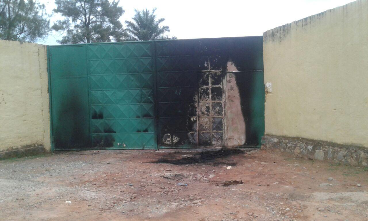Le portail d'entrée de la maison du dirigeant congolais d'opposition Gabriel Kyungu (située à Lubumbashi dans le sud du pays), qui a été partiellement incendié tôt dans la matinée du 30 novembre 2016.
