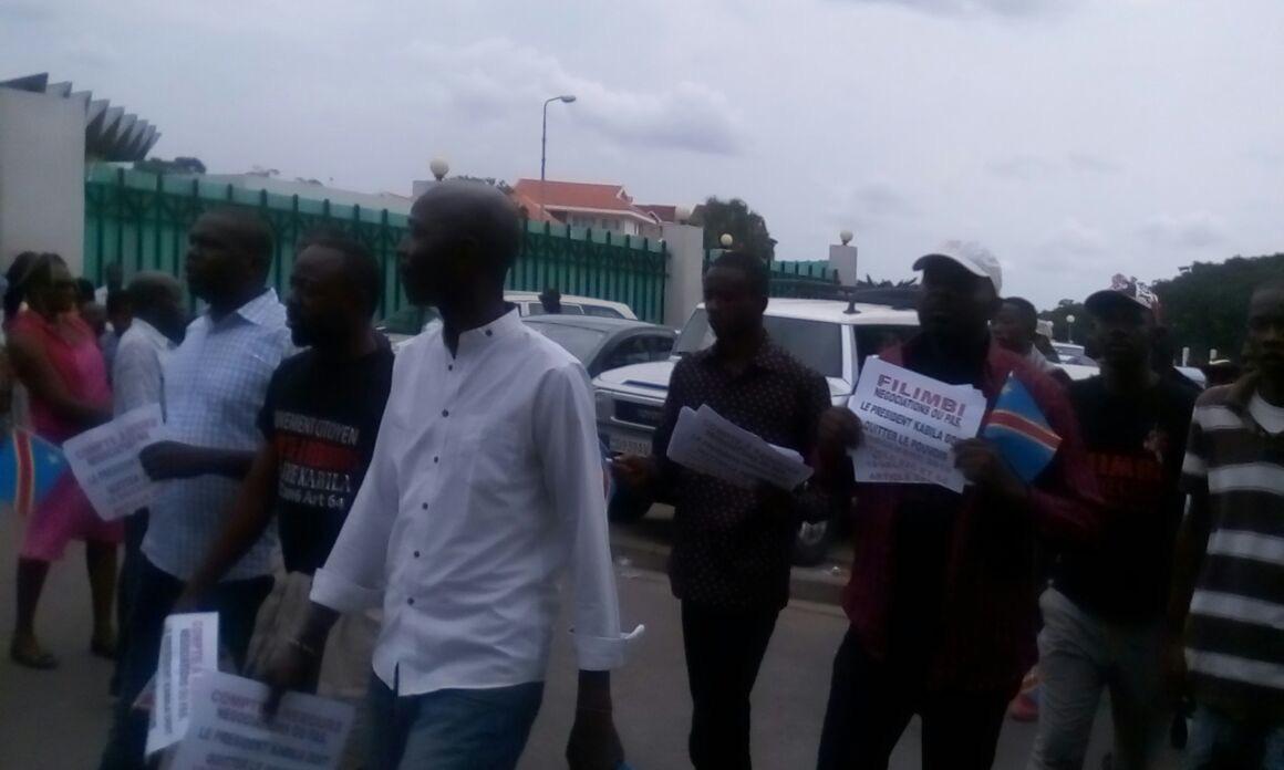 Pro-democracy youth activists held a sit-in outside the Catholic Church-mediated talks in Kinshasa, calling on all participants to ensure strict respect of the Constitution, December 13, 2016.