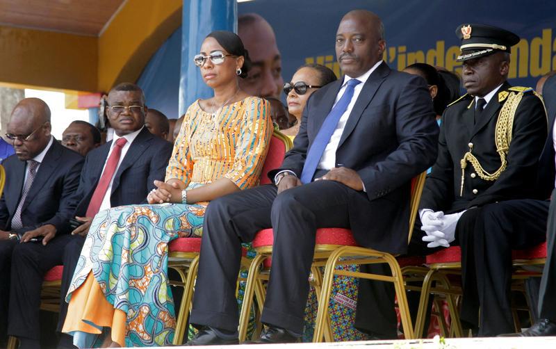 Kalev Mutondo (deuxième en partant de la gauche), le directeur de l’Agence nationale de renseignements (ANR) en RD Congo, en compagnie de Marie Olive Lembe, la Première dame, et du président Joseph Kabila.