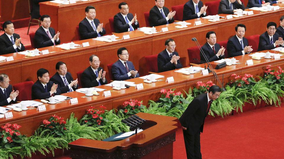 中国最高人民法院的院长，周强，在2016年3月13日北京全国人大（NPC）会议期间鞠躬致意。
