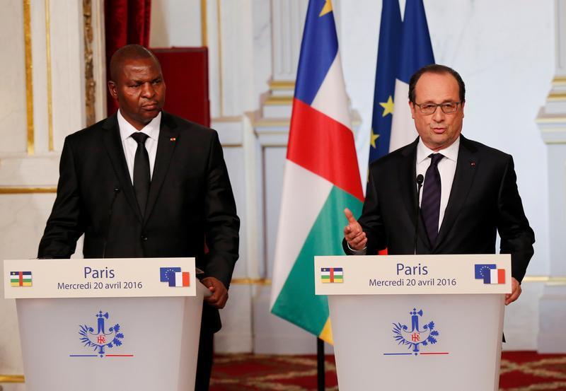 Le président de la République centrafricaine Faustin-Archange Touadéra écoute le président français François Hollande lors d’une conférence de presse conjointe au Palais de l’Élysée à Paris, le 20 avril 2016.