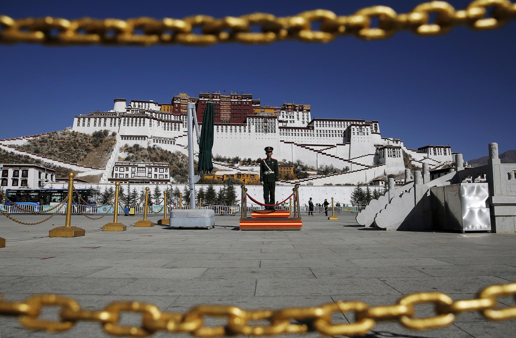 A paramilitary police officer stands guard in front of the Potala Palace in Lhasa, Tibet Autonomous Region, China on November 17, 2015.
