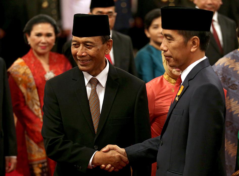 Gen. Wiranto shakes hand with President Joko Widodo after the new cabinet ministers' swearing-in in Jakarta, Indonesia on July 27, 2016. 