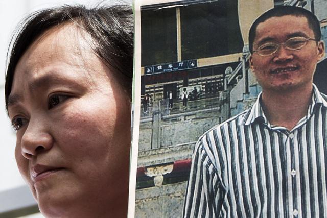 中国人权律师唐荆陵之妻汪艳芳手持丈夫的照片抗议，呼吁政府放人。唐荆陵推动非暴力公民不合作运动，于2016年1月被判刑五年。