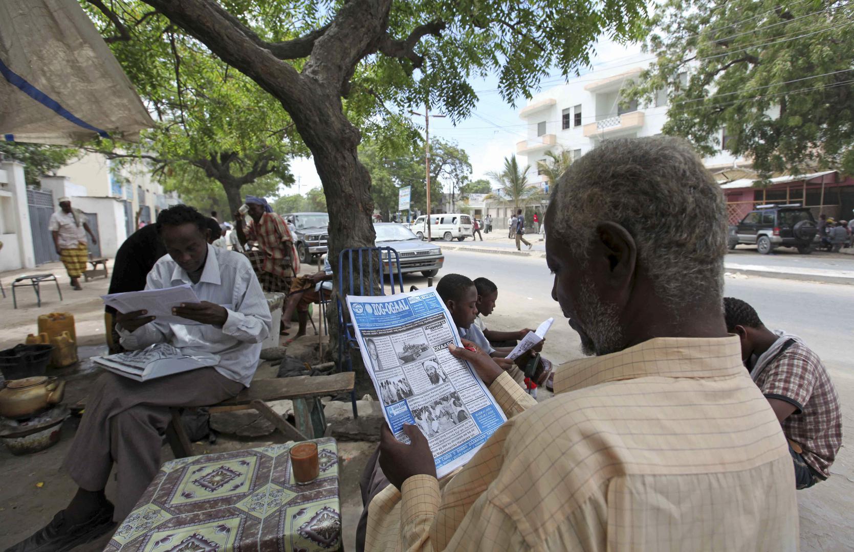 People read newspapers in Somalia.