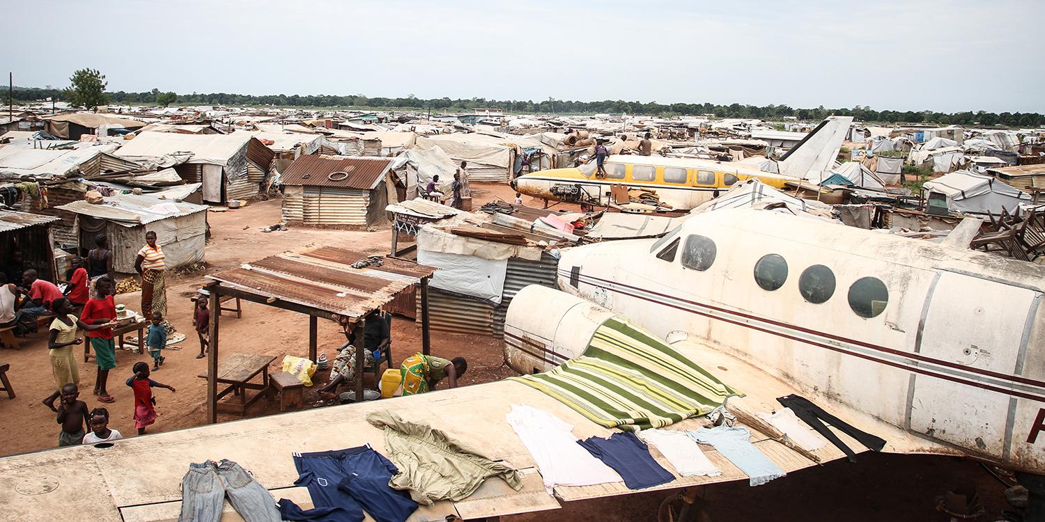 Le camp de déplacés de M'poko qui longe l’aéroport international à Bangui, la capitale de la République Centrafricaine. Le camp de M'poko est principalement contrôlé par des milices anti-balaka, et a connu une intensification des actes violents depuis la 