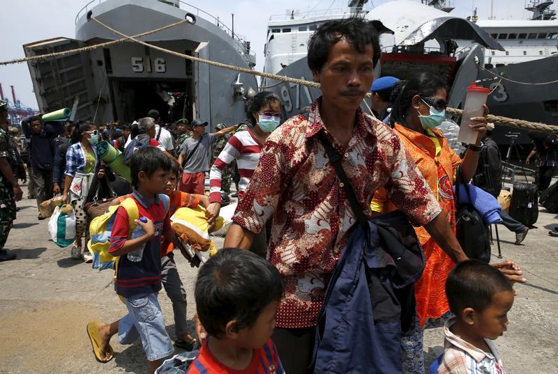 Para anggota Gafatar turun dari kapal TNI Angkatan Laut setelah datang dari Kalimantan Barat di Pelabuhan Tanjung Priok, Jakarta, 27 Januari 2016.