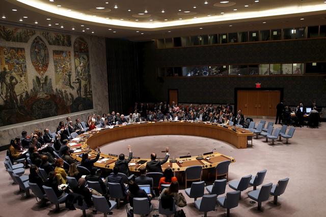 联合国安理会成员举手表决通过有关人权侵犯的议程，纽约，2015年12月10日。
