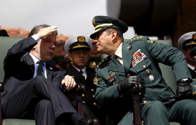 Colombia's President Santos talks with Colombian armed forces chief General Rodriguez Barragán during a presentation of new military leaders on July 9, 2015.