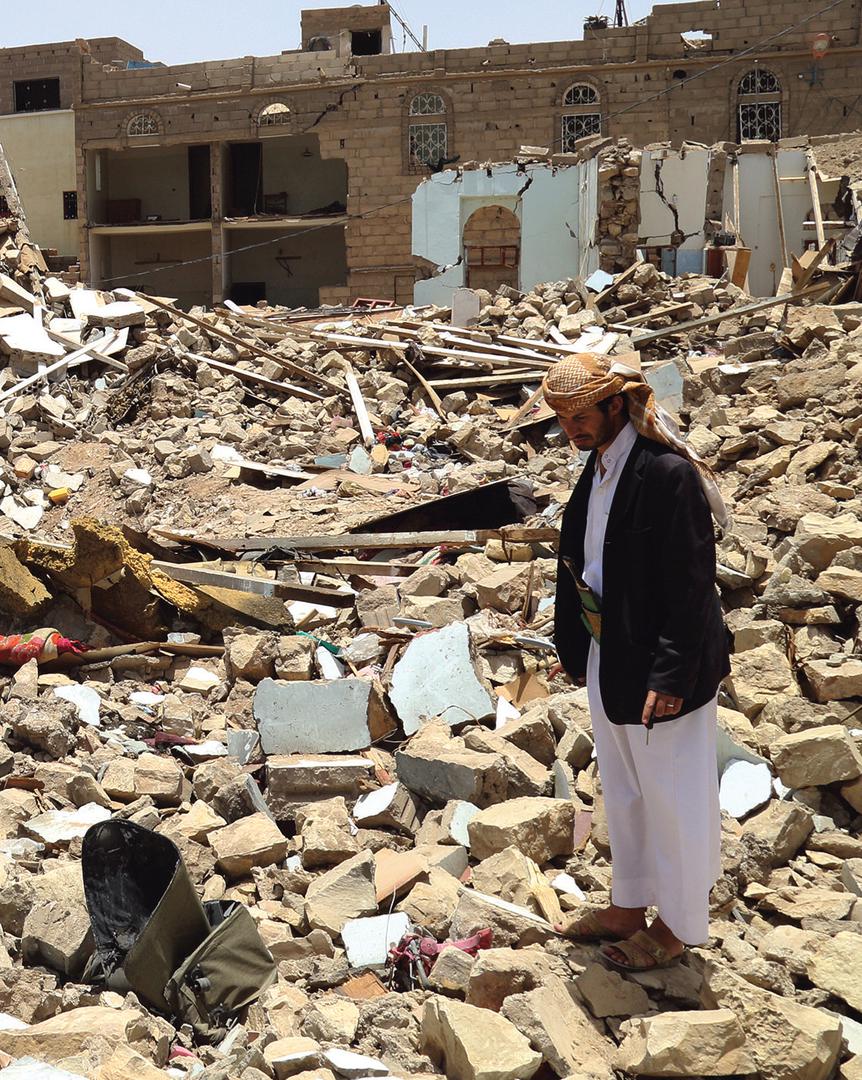 قاض منزل في مدينة صعدة في اليمن. دمرت غارة جوية المنزل بشكل شبه كلي في 6 مايو/أيار 2015، ما أدى إلى مقتل 27 من أفراد نفس الأسرة. © أولي سولفانغ/هيومن رايتس ووتش