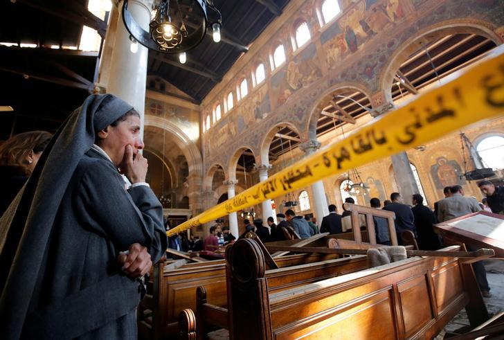 راهبة تبكي داخل الكاتدرائية القبطية في القاهرة بعد انفجار يوم 11 ديسمبر/كانون الأول 2016.
