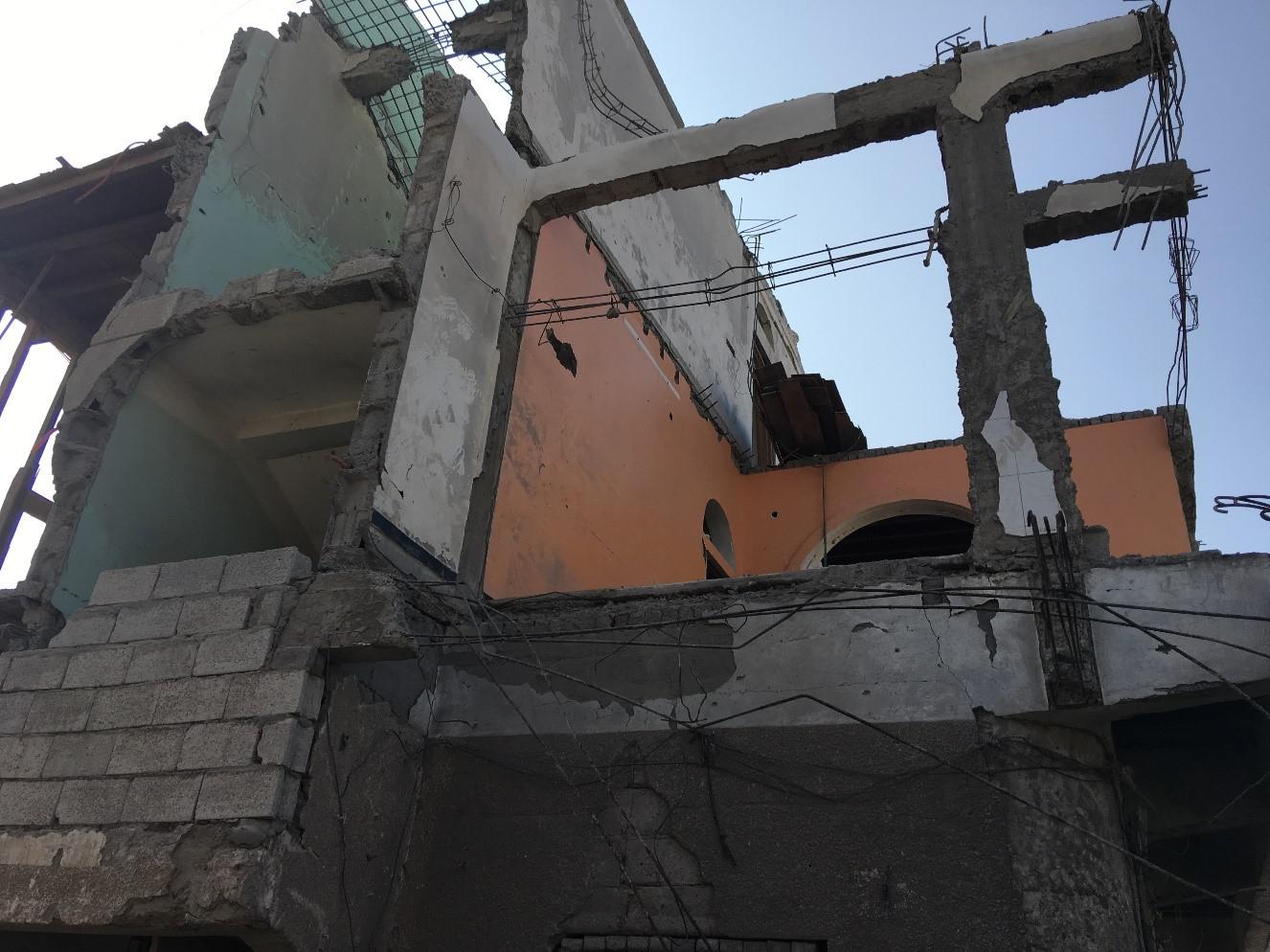 A three-story house in Souq al-Hinood, a crowded residential area in Hodeida city, that was hit by an airstrike on the evening of September 21, 2016. A single bomb killed at least 28 civilians, including 8 children.