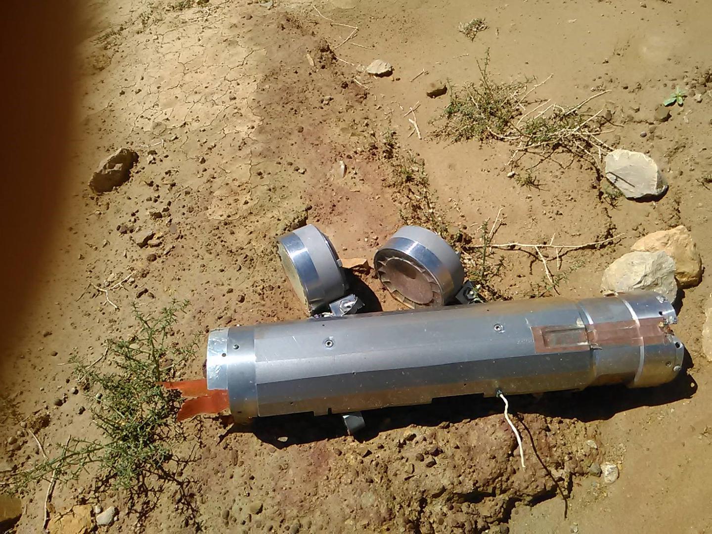 Fragments d’une sous-munition BLU-108, larguée par une bombe à sous-munitions CBU-105 (« Sensor Fuzed Weapon » - arme amorcée par capteur) lors d'une attaque menée contre une carrière de la cimenterie Amran le 15 février 2016.