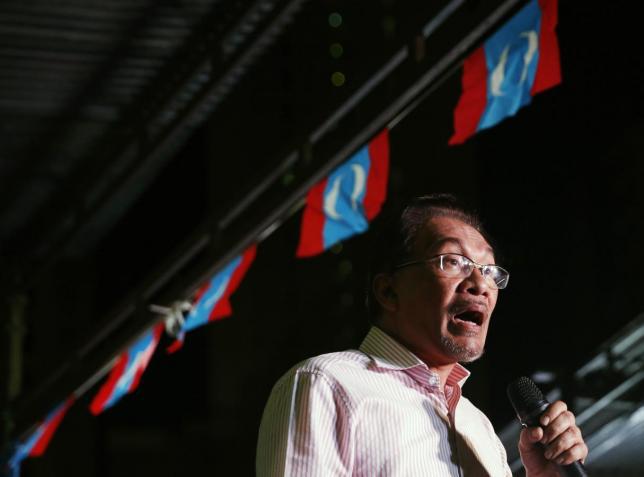 Anwar Ibrahim speaks at a rally on the eve of the verdict in his final appeal in Kuala Lumpur on February 9, 2015.