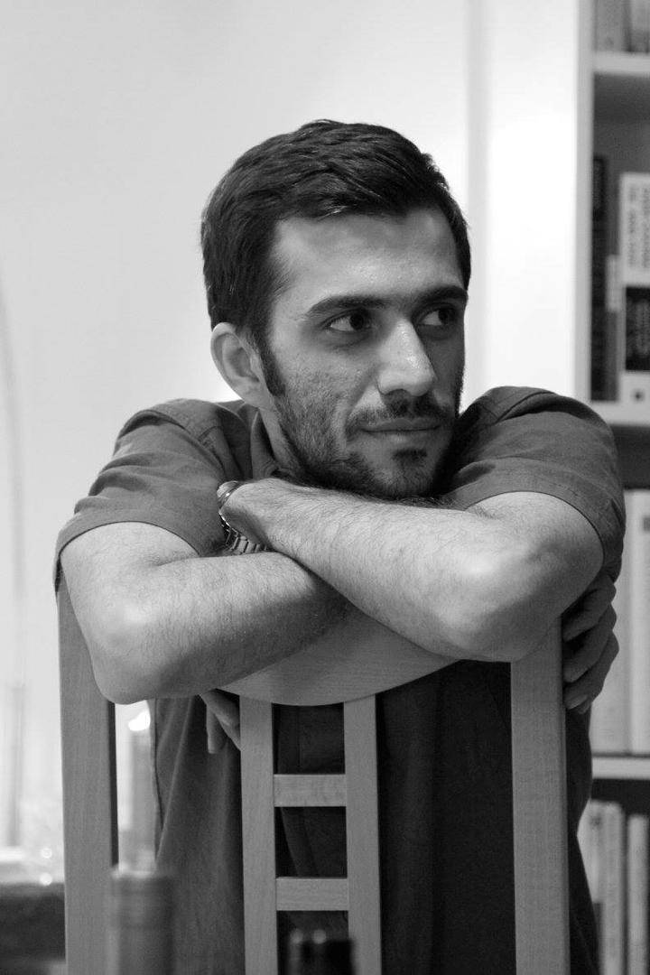 بهمن دارالشفاهي، مترجم و روزنامه نگار سابق كه به  تازگي دستگير شده است. 