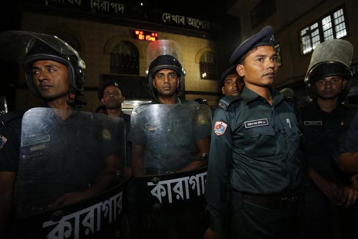 Police stand guard in front of the gate of Dhaka Central Jail on December 10, 2013. 