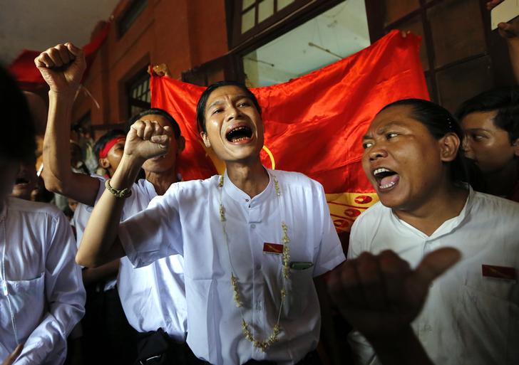 学运人士获新政府大赦释放后，在沙耶瓦底县法院振臂欢呼，勃固省沙耶瓦底县，2016年4月8日。