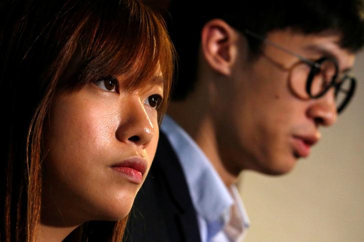 支持港独的立法会议员当选人游蕙祯（左）和梁颂恒在立法会大楼内答覆记者提问，中国香港，2016年11月4日。