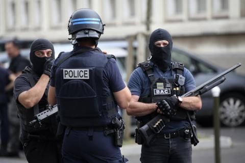 Des policiers et une brigade anti-criminalité sécurisent une rue lors d'une opération anti-terroriste à Argenteuil (banlieue parisienne) le 21 juillet 2016, date à laquelle l'état d'urgence en vigueur en France depuis le 14 novembre 2015 a été prorogé.