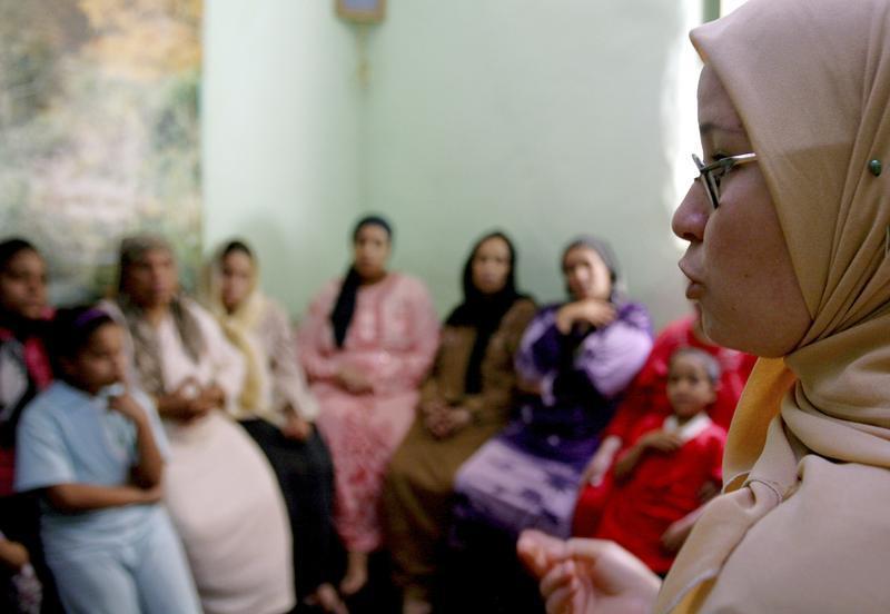 مستشارة تتحدث مع مجموعة من النساء لإقناعهن بعدم إخضاع بناتهن لعملية تشويه الأعضاء التناسلية الأنثوية في المنية، مصر. 13 يونيو/حزيران2006