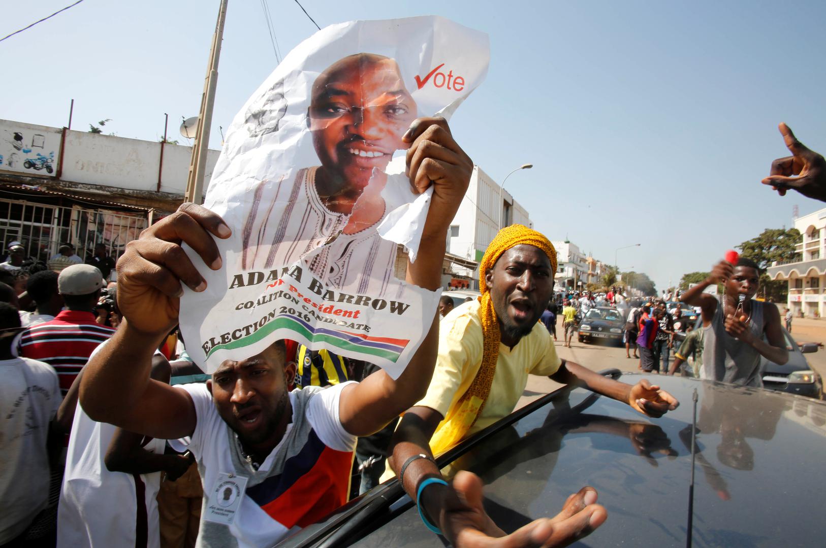 Des partisans du président élu de la Gambie, Adama Barrow, célèbrent sa victoire électorale le 2 décembre 2016 dans les rues de la capitale, Banjul.