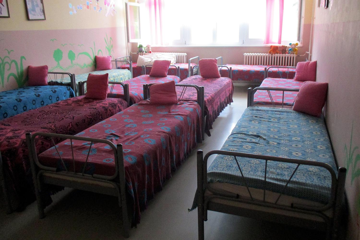 A room in the Sremčica Home for children and adults with disabilities where 292 persons, including 49 children, with disabilities live. Up to 10 people live in one room. © 2015 Emina Ćerimović for Human Rights Watch