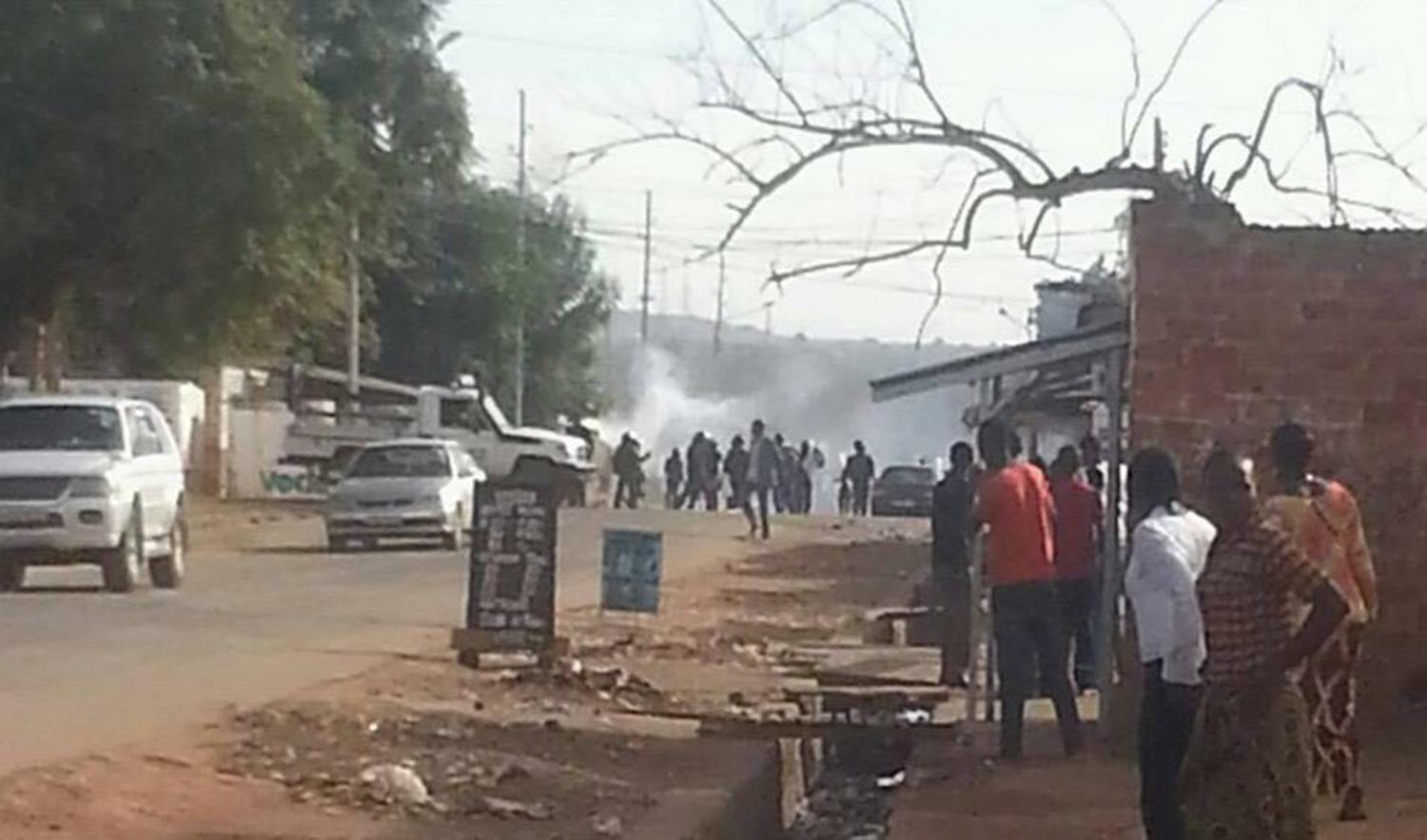 La police a tiré des cartouches de gaz lacrymogène pour empêcher le déroulement d'une réunion politique pacifique de l'opposition le 24 avril 2016 à Lubumbashi, dans le sud de la République démocratique du Congo. Un candidat à l'élection présidentielle, M