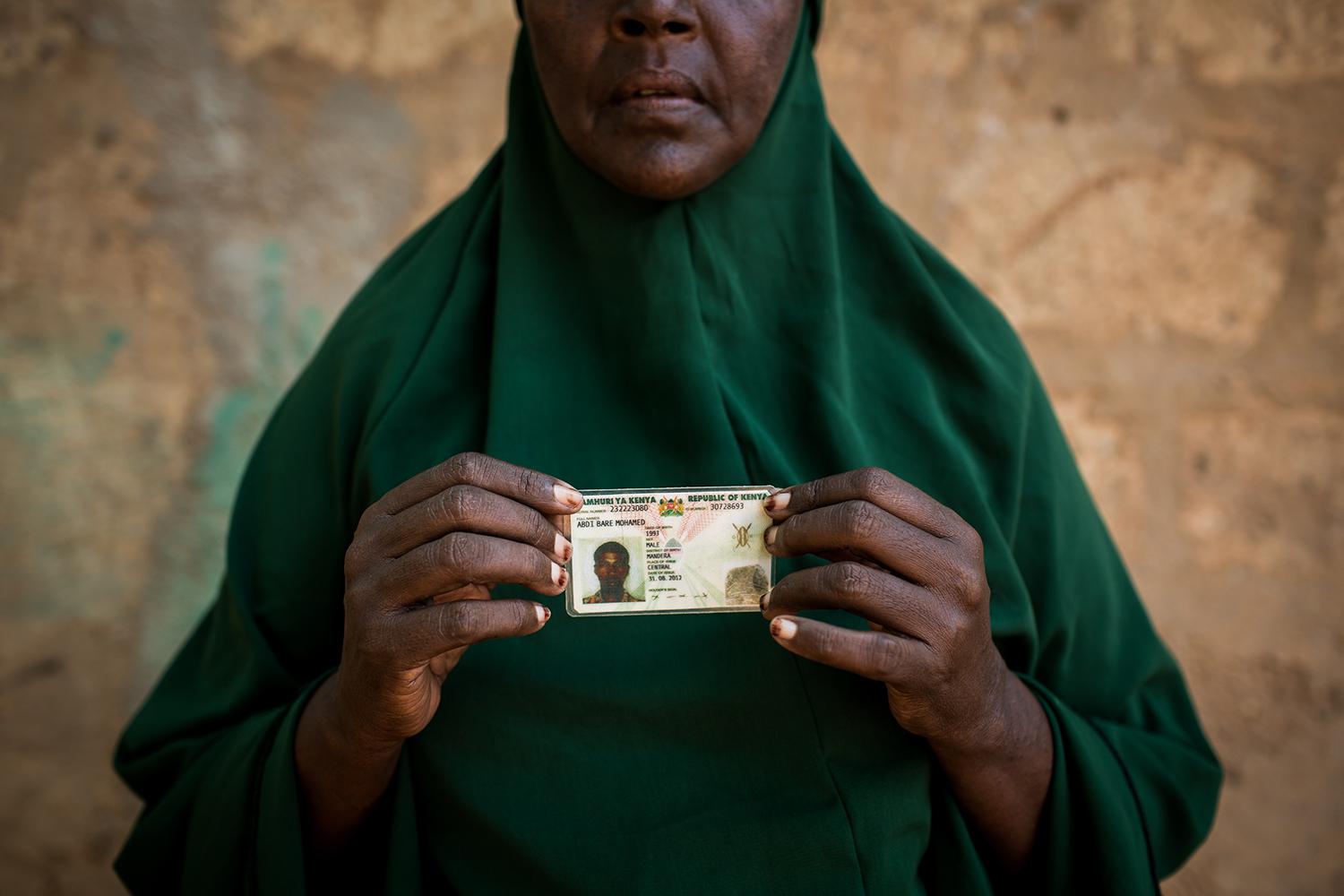 Zeinab Bulley Hussein mit dem Ausweis seines Sohnes Abdi Bare Mohamed. Mitglieder der Dorfgemeinschaft fanden Abdi Bares Leiche 18 Kilometer von Mandera entfernt, im Nordosten Kenias. Er war drei Woche davor im August 2015 von Polizisten vor dem Haus sein