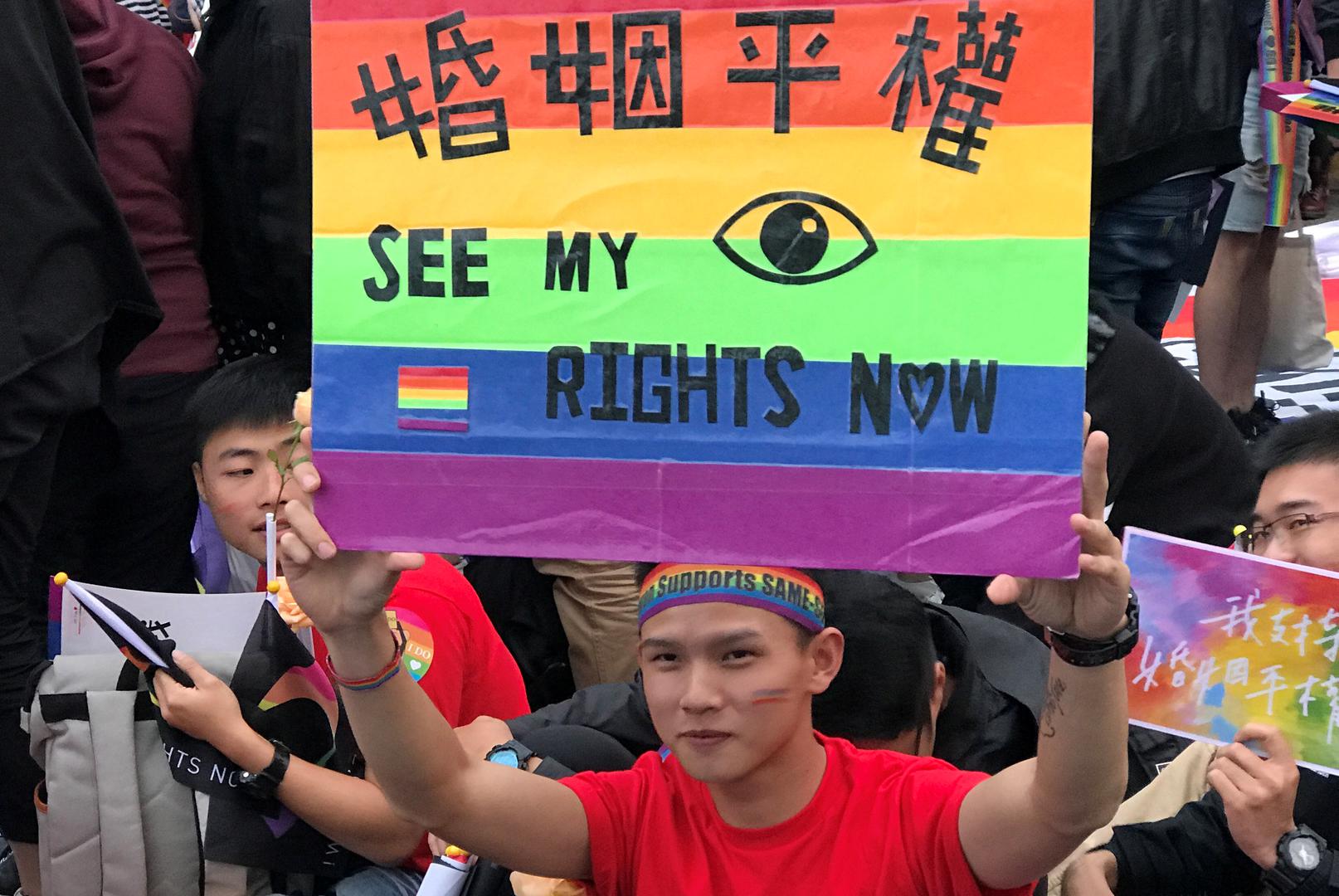 Supporters of same-sex marriage take part in a rally outside Presidential Office Building in Taipei, Taiwan, December 10, 2016. 