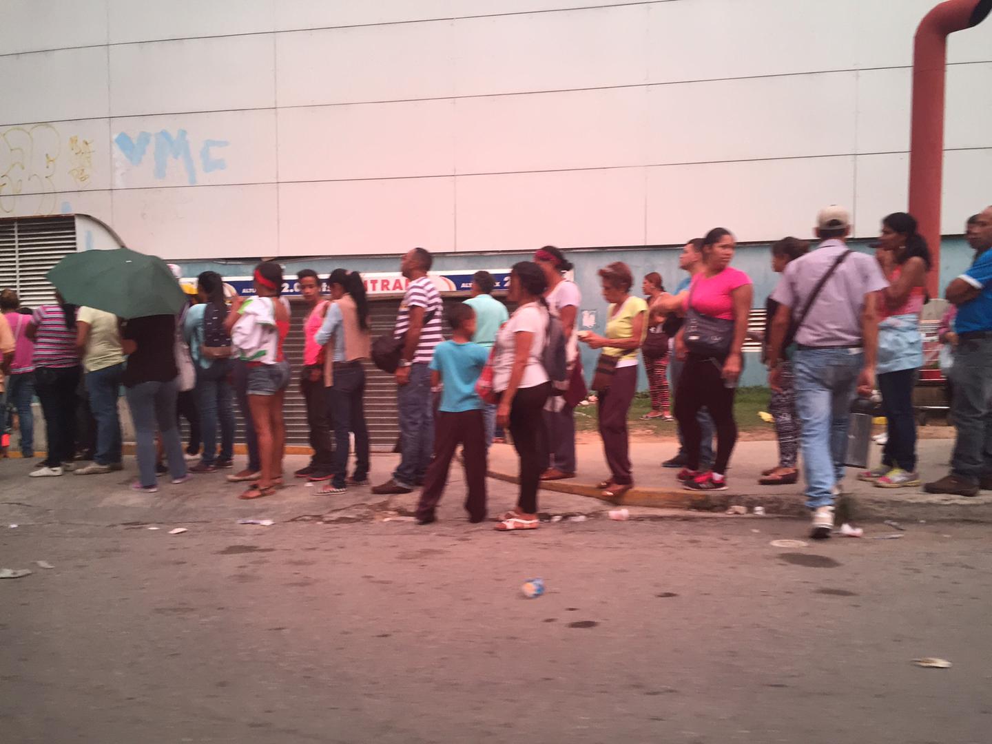 Line to purchase diapers, toothpaste, and margarine in a market in La Urbina, Caracas, June 1, 2016. © 2016 Human Rights Watch