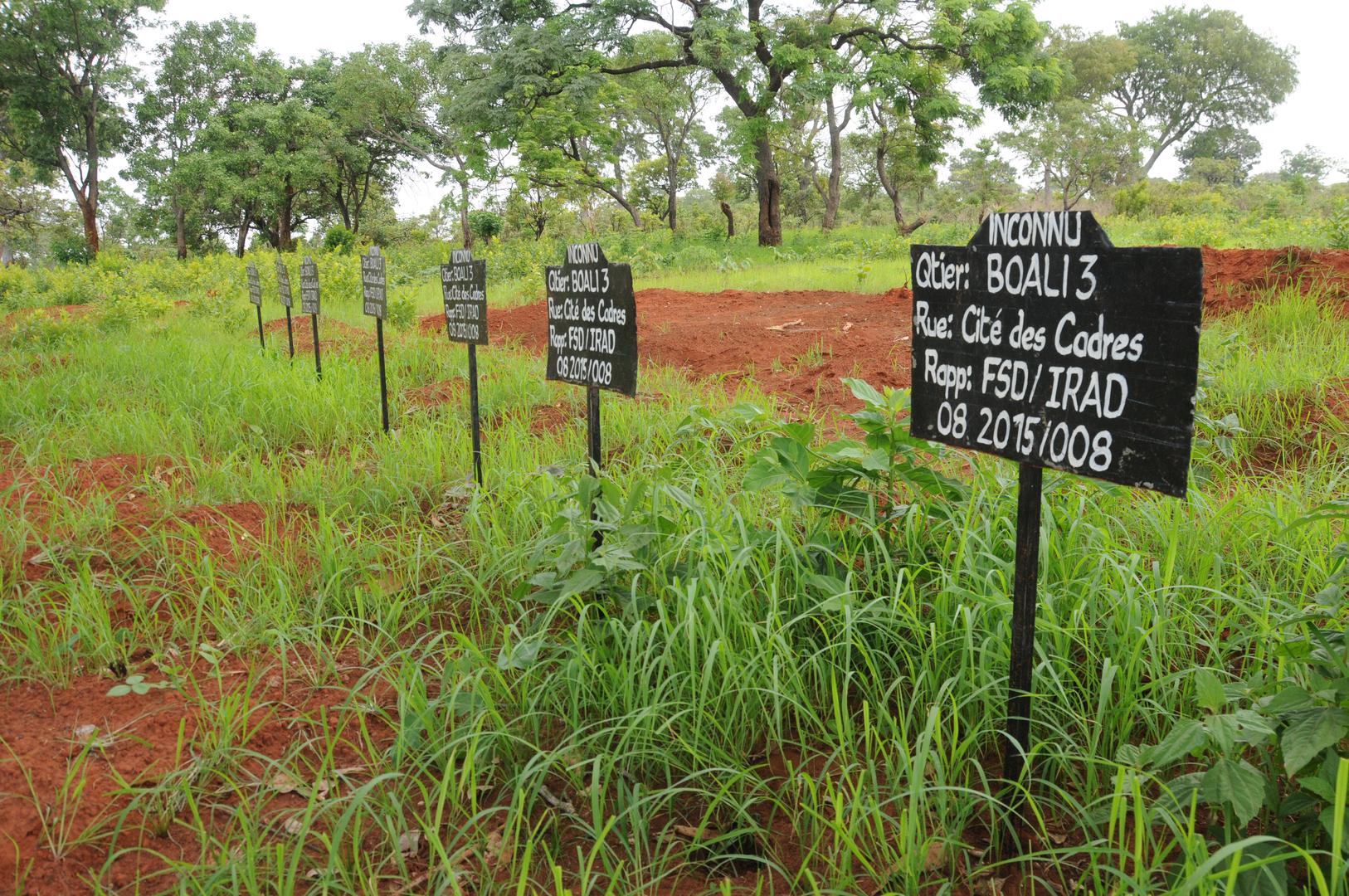 Les nouvelles tombes creusées en périphérie de Boali, en République centrafricaine, pour accueillir les restes d’au moins 12 personnes, supposées être les personnes tuées par des soldats de maintien de la paix de la République du Congo le 24 mars 2014. Le