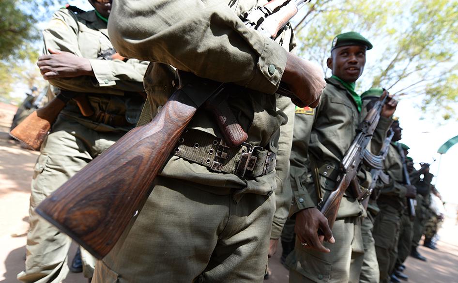 ​Les Forces armées maliennes (FAMA) ont été impliquées dans de nombreux abus présumés en 2015, notamment des actes de torture à l'encontre de détenus suspectés d'avoir des liens avec des groupes armés islamistes. 