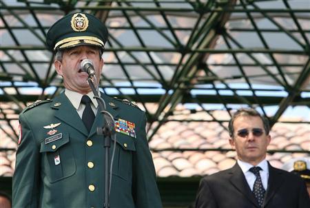 El entonces Comandante del Ejército, General Mario Montoya se dirige al público en un evento en la Escuela Militar de Bogotá, el 22 de febrero de 2006. El entonces Presidente Álvaro Uribe observa la situación. 
