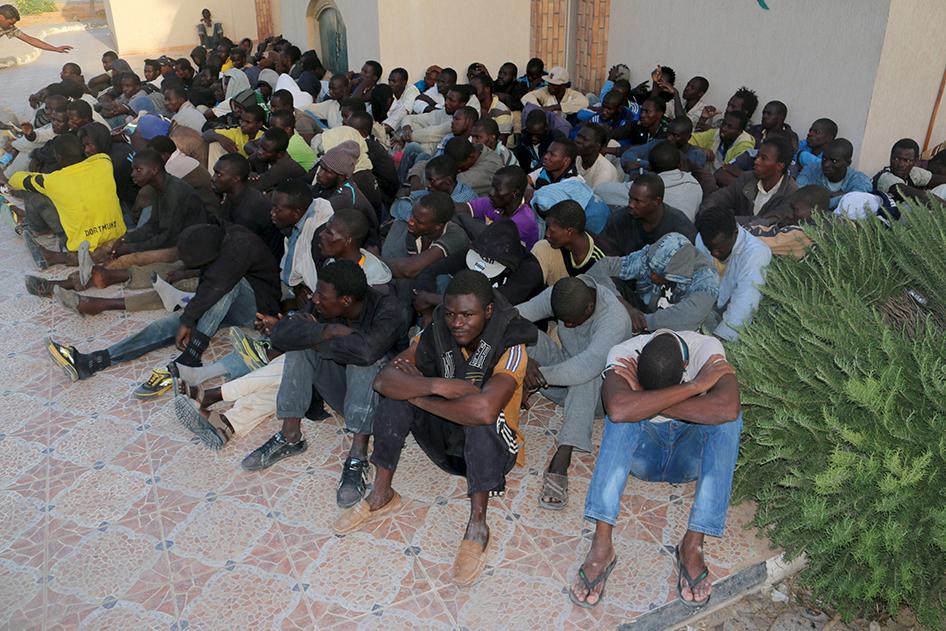 Un groupe de migrants assis dans un centre de détention à Tripoli, dans le nord de la Libye, le 17 septembre 2015, suite à l’interception de leur embarcation par les autorités libyennes.