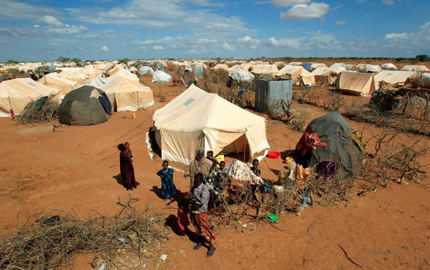 Des réfugiés se tiennent devant leur tente au camp de réfugiés d'Ifo Extension à Dadaab, près de la frontière entre le Kenya et la Somalie dans le comté de Garissa, au Kenya, le 19 octobre 2011. 