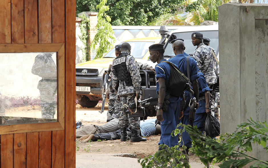 Des policiers burundais détiennent des suspects après la découverte d’une cache de munitions présumée près de Bujumbura, le 9 décembre 2015. 