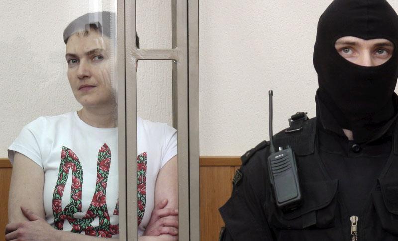 Надія Савченко дивиться зі скляної клітки для підсудних під час оголошення вироку в суді південного прикордонного міста Донецьк Ростовської області (Росія) 21 березня 2016 року.