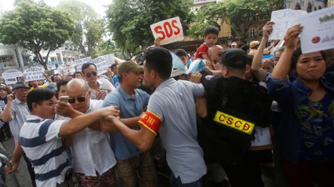 Police try to stop protesters who say they are demanding cleaner waters in the central regions after mass fish deaths in recent weeks, in Hanoi, Vietnam on May 1, 2016. 
