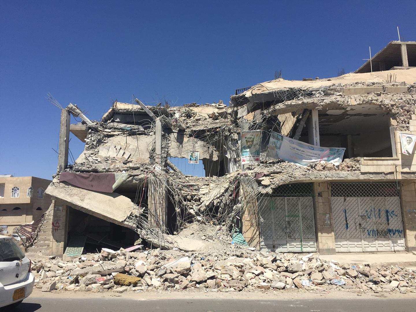 Les décombres de la maison du juge Yahya Muhammad Rubaid à Sanaa, au Yémen, suite à la frappe aérienne dévastatrice qui a tué le juge et quatre membres de sa famille le 25 janvier 2016.