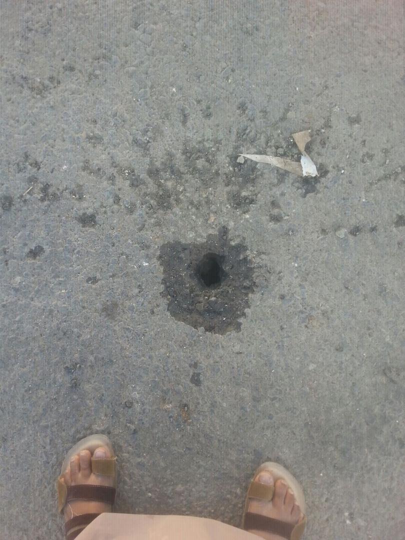 Cratera criada por uma submunição usada no ataque com munições cluster à cidade de Saada, 6 de dezembro de 2016. 