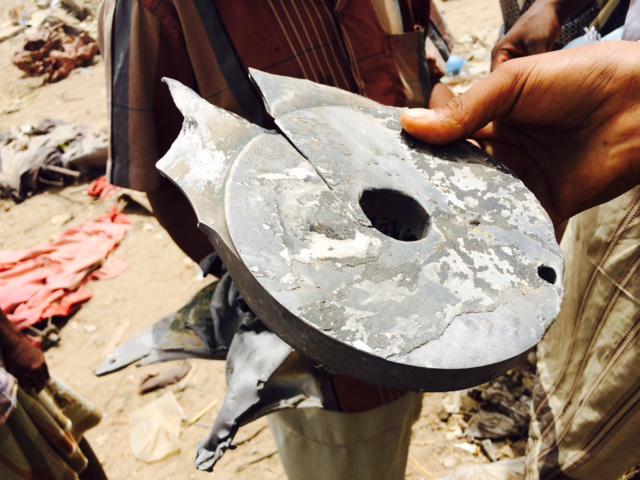 Fragment d'une bombe à guidage laser Paveway retrouvée sur le site d’une frappe aérienne menée contre le marché de Mastaba, dans le nord-ouest du Yémen, le 15 mars 2016.