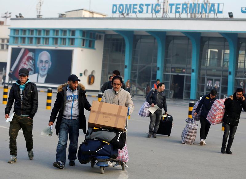 Afghanen, deren Asylanträge in Deutschland abgelehnt wurden, kommen am Flughafen von Kabul an, 15. Dezember 2016.