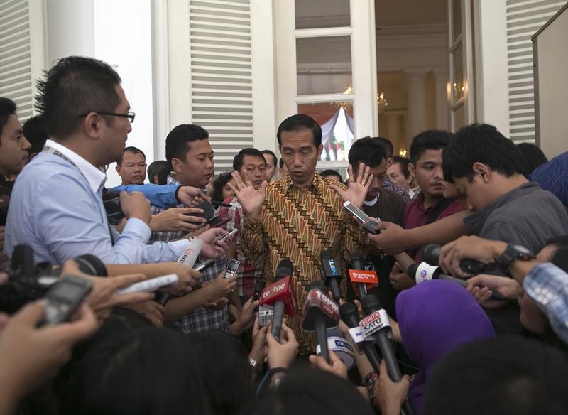 Presiden terpilih Indonesia Joko Widodo (tengah) berbicara di hadapan para wartawan di Balai Kota Jakarta, 12 Agustus 2014. 