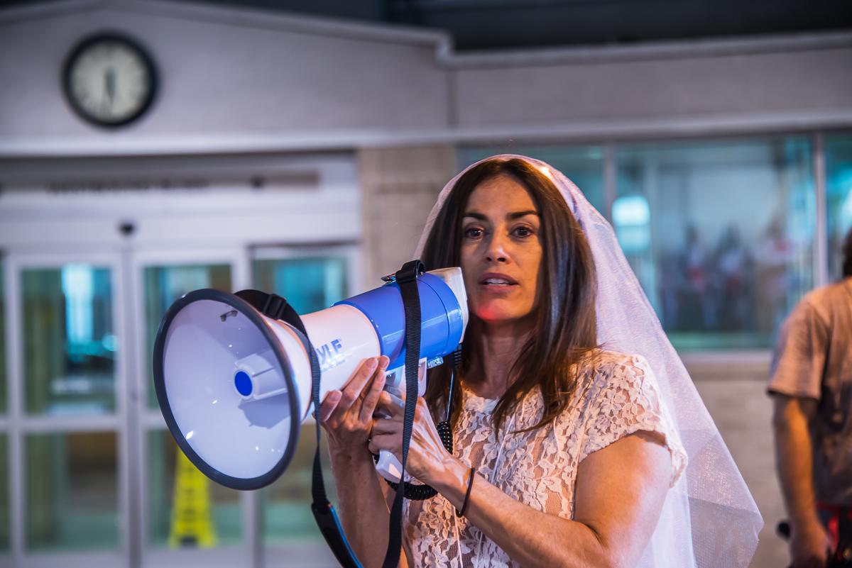 宋妮雅・奥索里欧代表全国妇女组织纽约市分会（NOW-NYC）向集会群众发言，抗议美国法律允许儿童婚姻。
