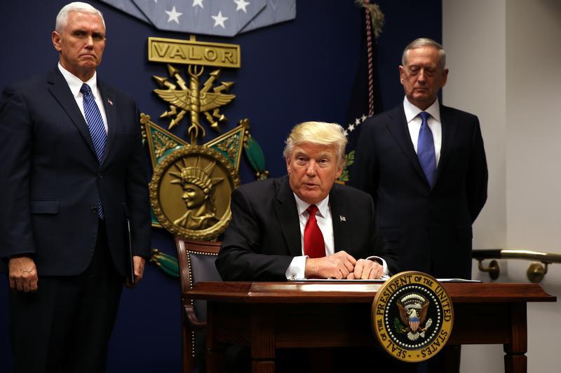 美国总统特朗普签署行政命令，加强对外国旅客的入境审查，美国华盛顿特区，五角大楼，2017年1月27日。